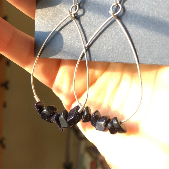 π Universal Thread dangle earrings - Picture 3 of 3